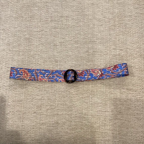 J. Crew 100% Silk womens blue paisley belt with tortoise shell closure Size S/M